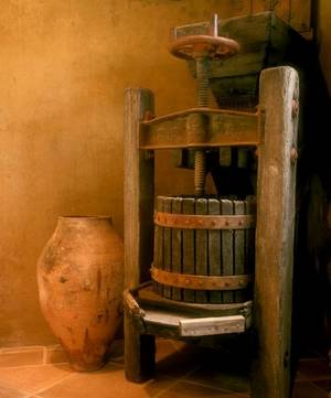 traditionele wijnpers: tegenwoordig een museumstuk en vervangen door pneumatische persen.