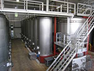 gisting van witte wijn: in gesloten (metalen) tanks